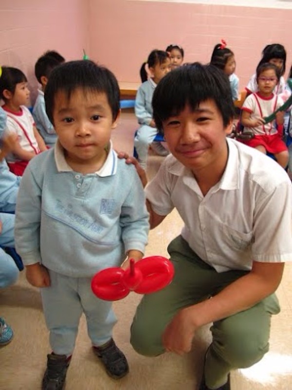 幼稚園小朋友樂與本校同學遊玩